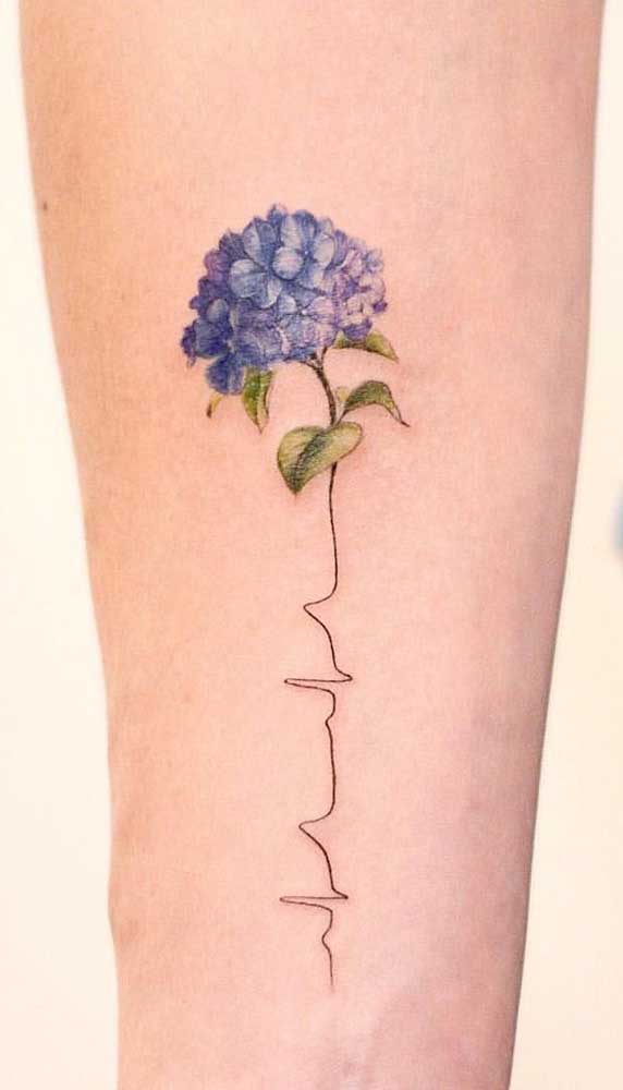O batimento cardíaco se transforma em uma bela flor tatuada em você.