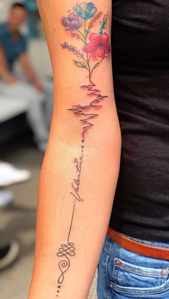 Para fazer uma tatuagem mais feminina combine o batimento cardíaco com flores.
