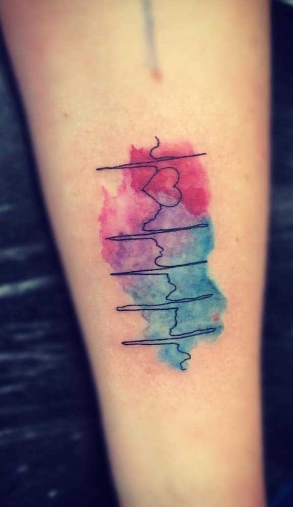 Você pode usar o estilo aquarela na hora de fazer a tatuagem batimento cardíaco.