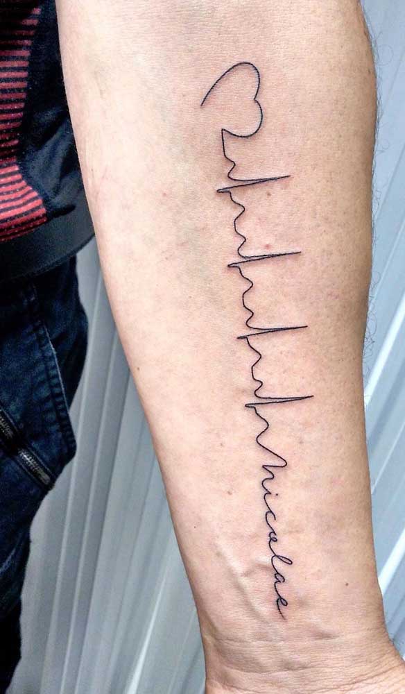 O coração segue a linha do batimento cardíaco na tatuagem.