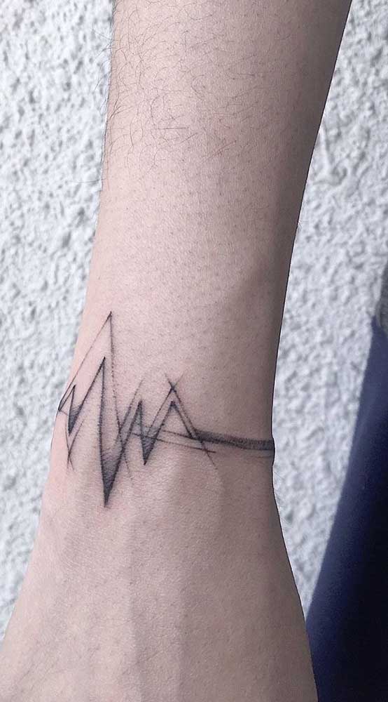 Coloque uma tatuagem batimento cardíaco no seu pulso.