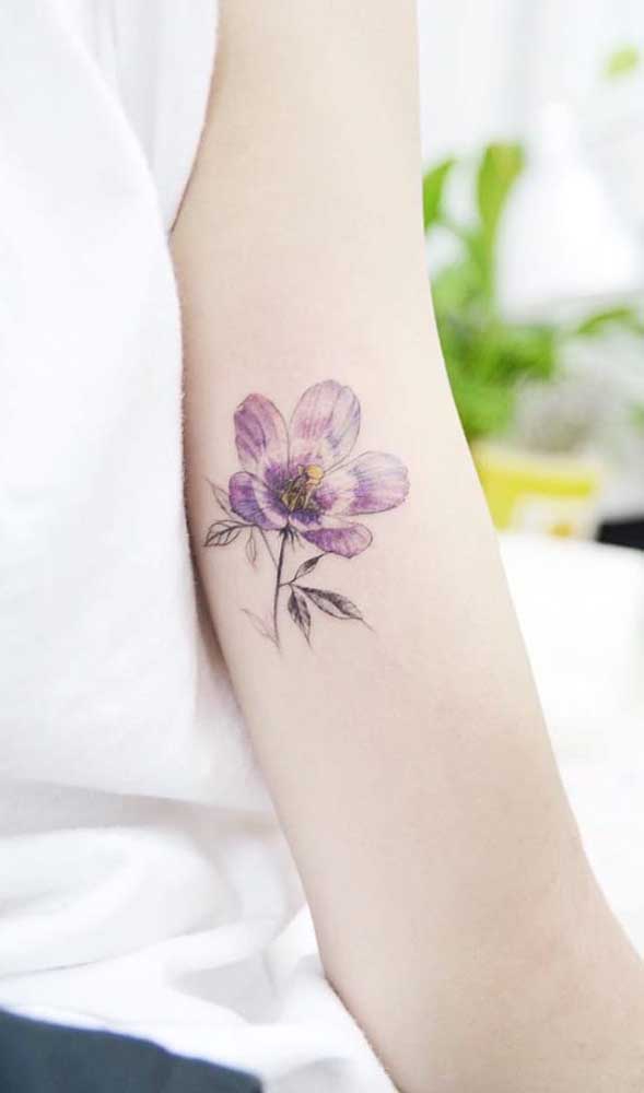 Flores são desenhos sempre delicados, portanto, uma ótima opção para tatuagens fofas.