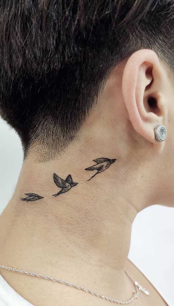 Nada melhor do que fazer uma tatuagem com passarinhos na área da nuca.