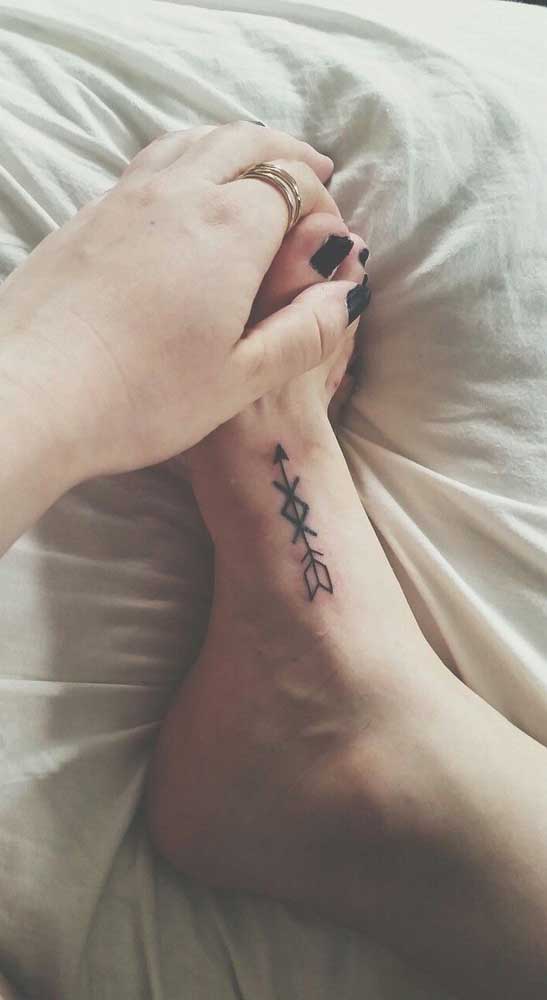 Por ser uma área pequena o ideal é fazer uma tatuagem fofa.