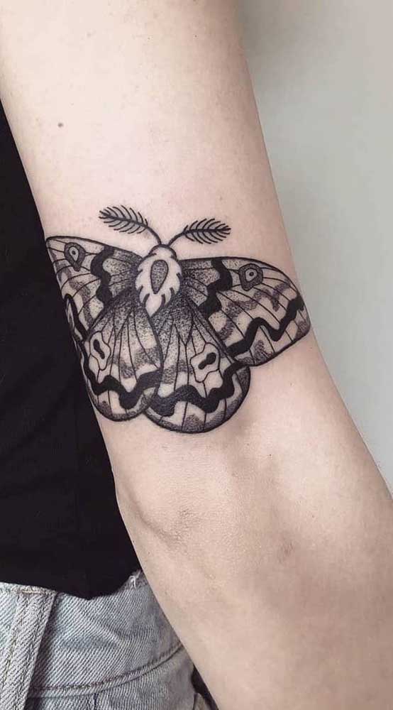 Veja que borboleta linda e diferente para tatuar no seu corpo.