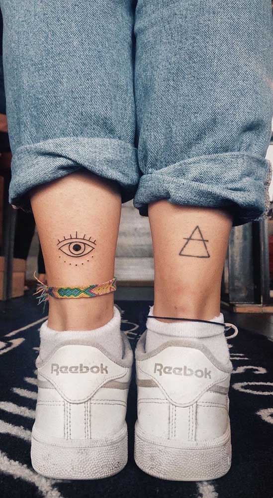 Ao invés de fazer uma tatuagem fofa, faça duas em cada tornozelo.