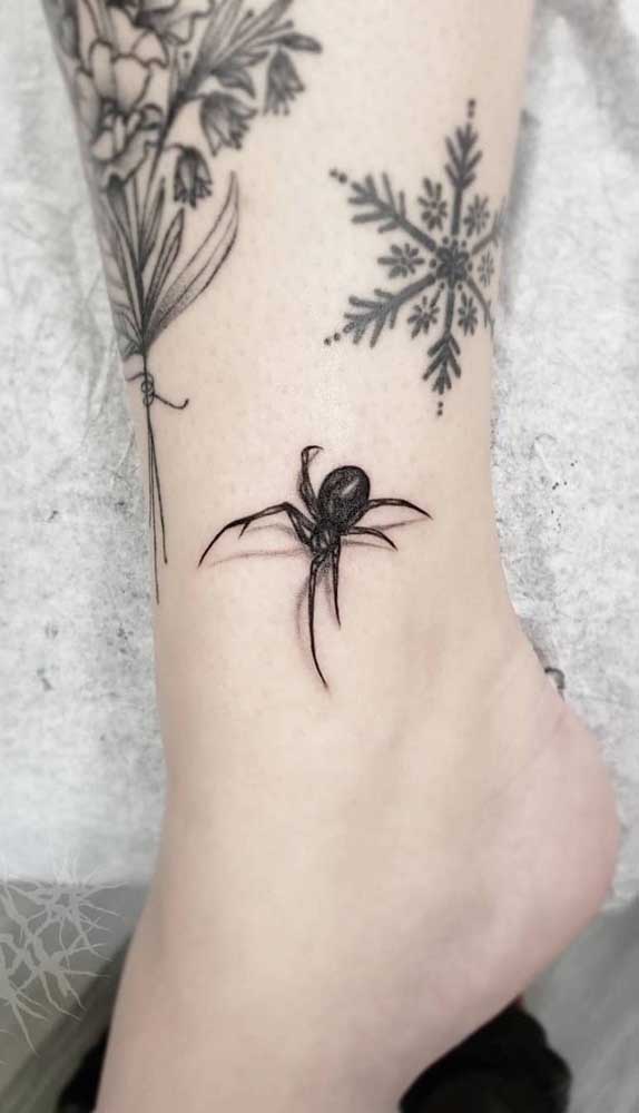 Uma aranha não é uma tatuagem tão fofa assim.