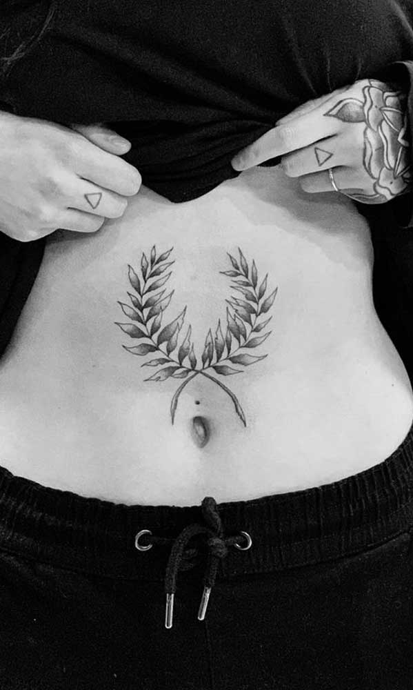 O que acha de fazer uma tatuagem na barriga delicada?