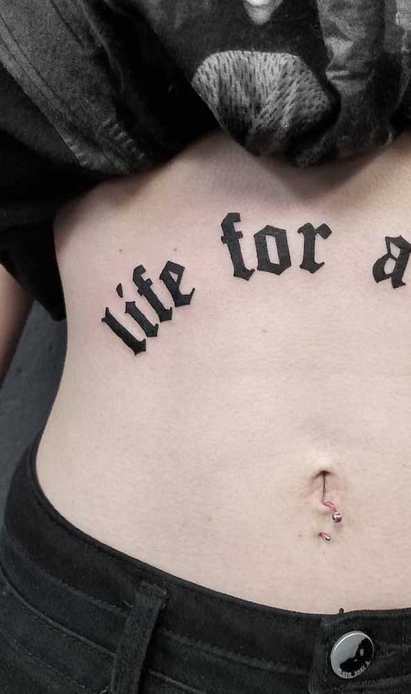 Quem disse que não é possível fazer uma tatuagem na barriga escrita?