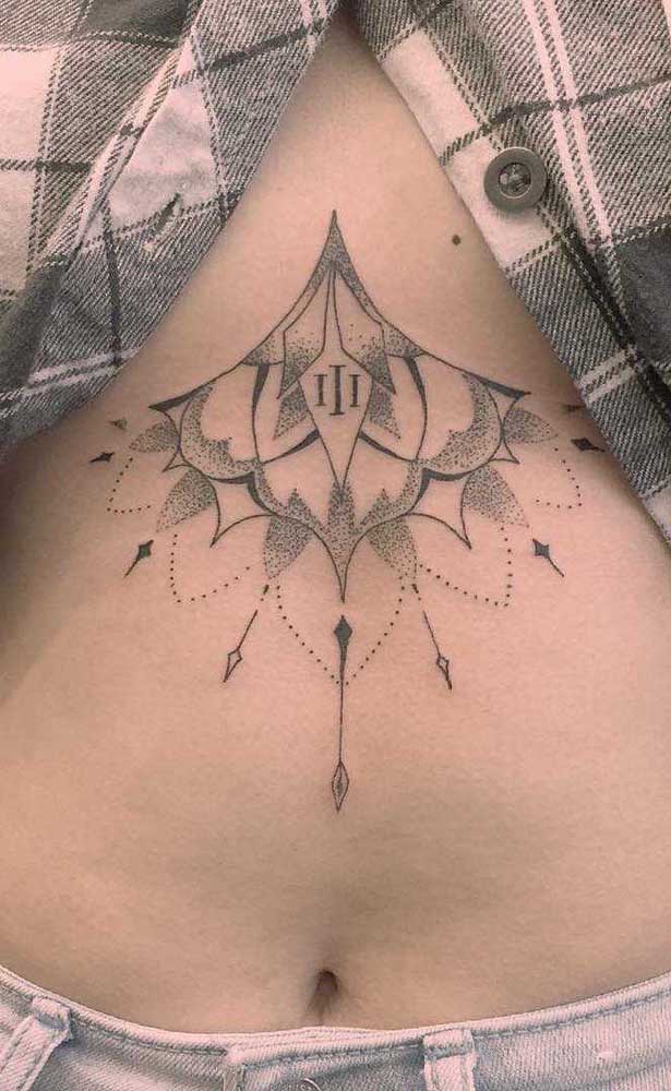 Tatuagens simbólicas são bastante usadas na barriga.