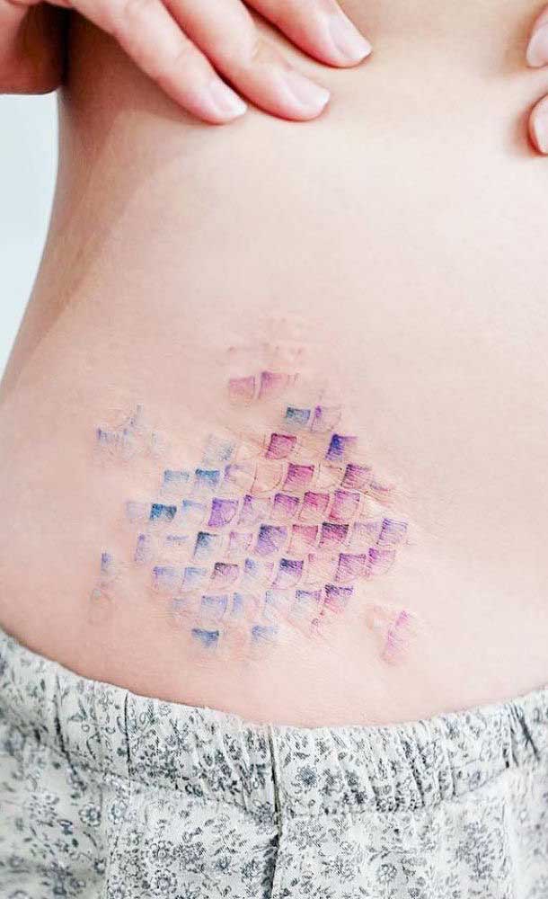 Para não ter problemas profissionais você pode optar por uma tatuagem na barriga mais discreta.