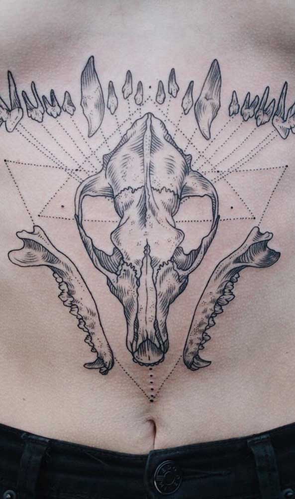 Use a criatividade na hora de fazer a tatuagem na barriga.