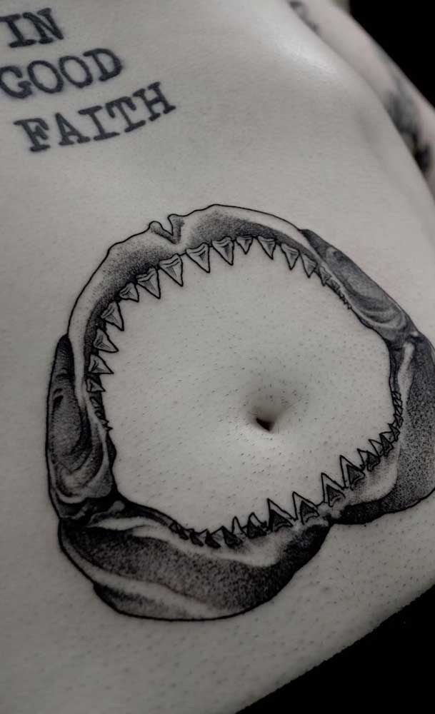 Já pensou em desenhar a boca do tubarão bem na área do umbigo?