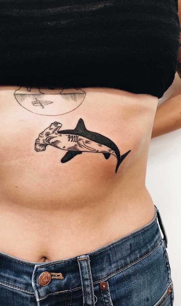 Que tal desenhar um tubarão na tatuagem na barriga?