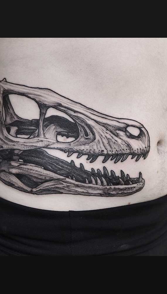 Veja que tatuagem mais real da caveira de dinossauro.