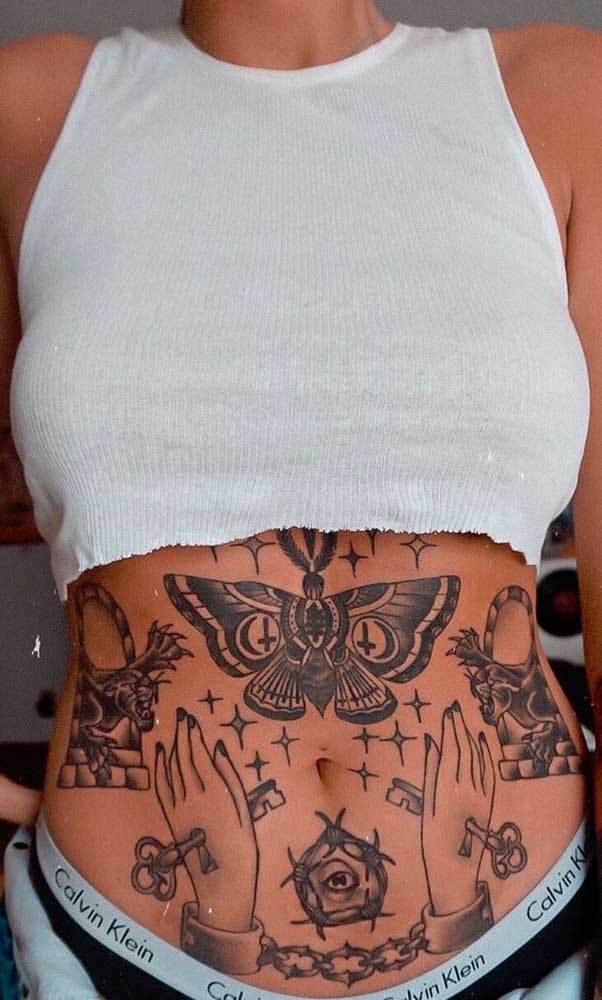 Ao invés de uma tatuagem aposte em várias tattoos na região da barriga.