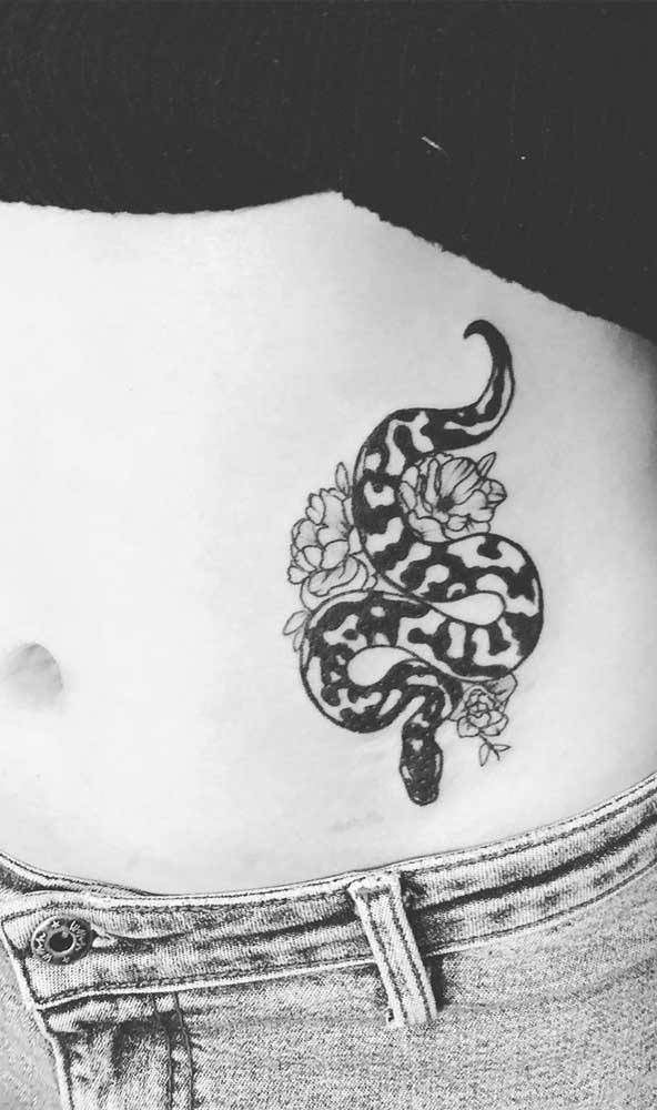 A cobra é considerada um animal misterioso, por isso, adoram fazer uma tattoo nesse estilo.