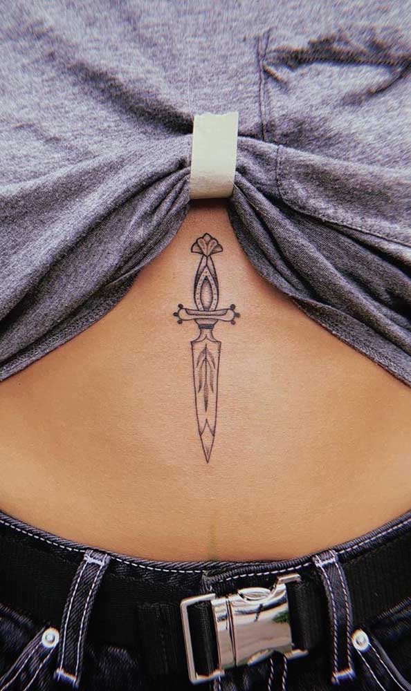 Uma tatuagem pequena e simples pode ser uma ótima opção de tatuagem na barriga.