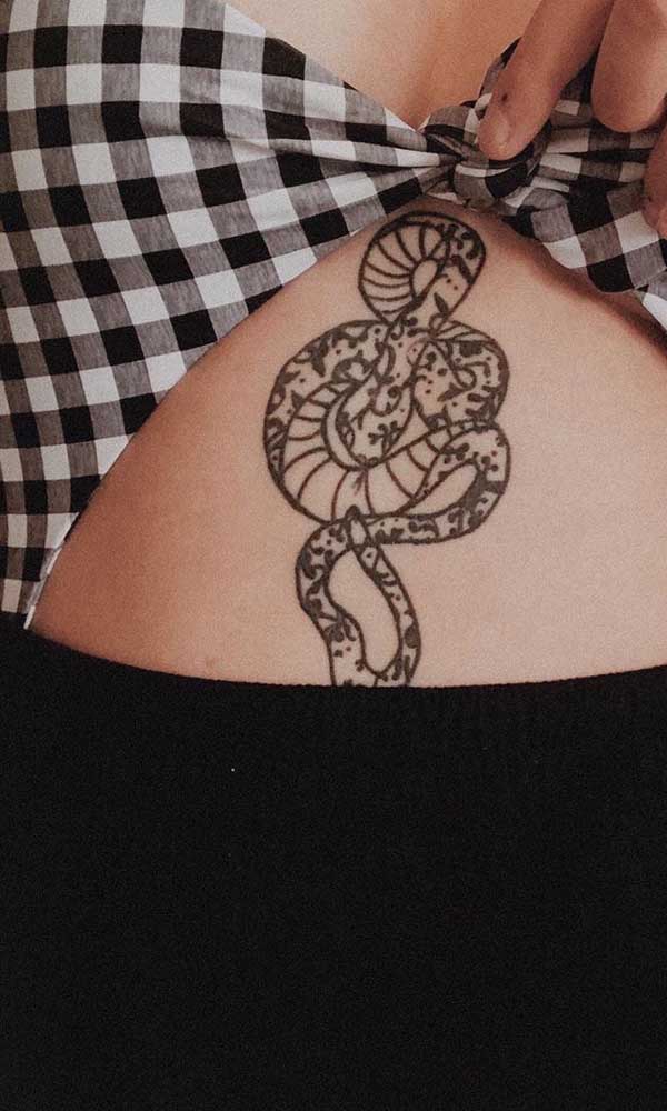 Escolha uma tatuagem que não apareça tanto para não ter problemas.