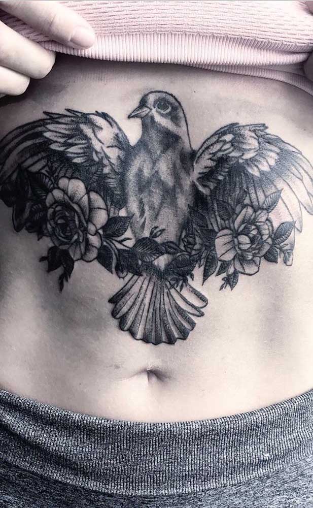 As aves são os animais mais escolhidos para fazer uma tatuagem na barriga.