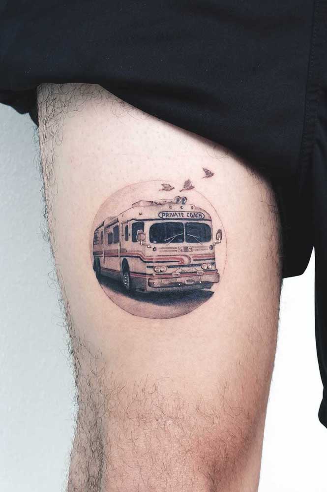 Olha que desenho interessante para fazer tatuagem na coxa masculina.