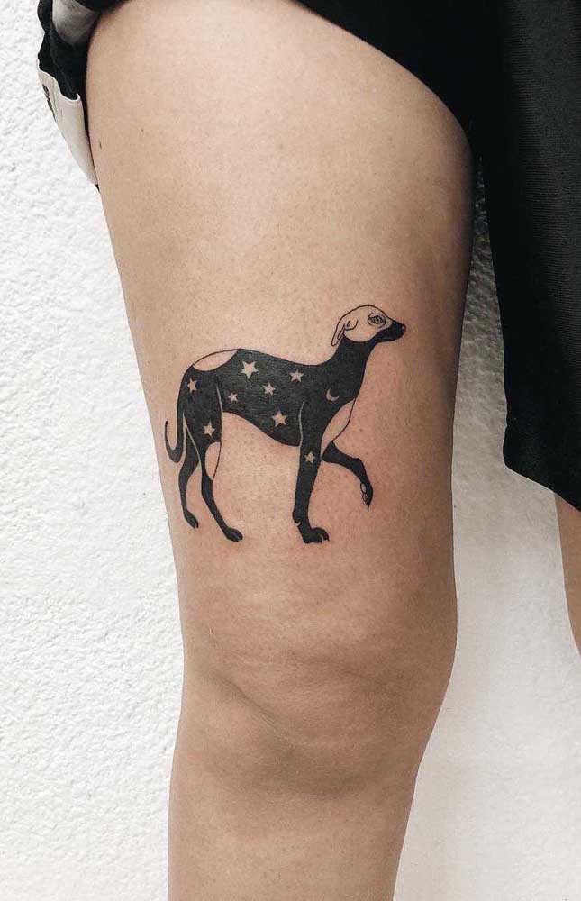 O que acha de homenagear seu cachorro de estimação com uma tatuagem na coxa?