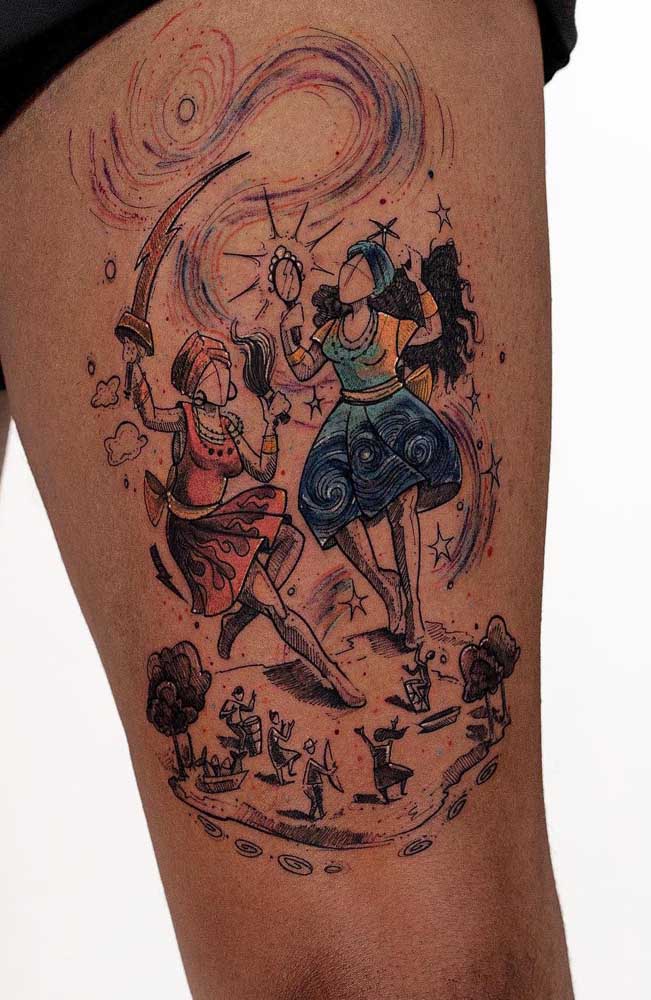 Uma tatuagem colorida na coxa chama bastante atenção.