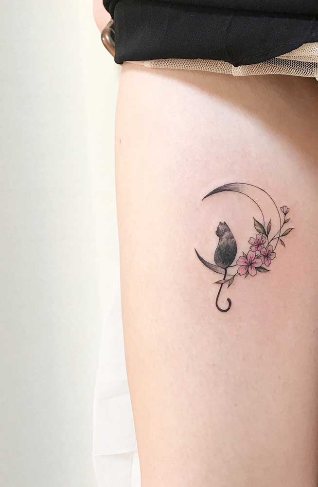 Se você deseja fazer uma tatuagem mais discreta, pode fazer algo mais delicado na coxa.