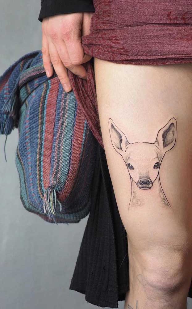 Mas não há nada melhor do que guardar lembrança do pet em uma tatuagem na coxa.