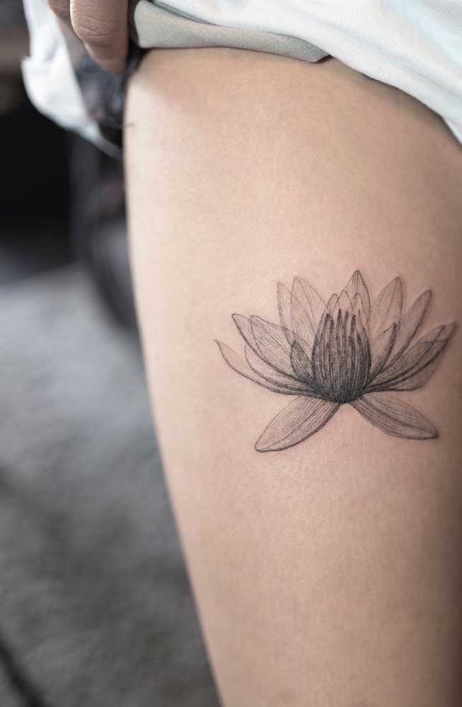 Os traços finos e cheios de detalhes são características da tatuagem na coxa.