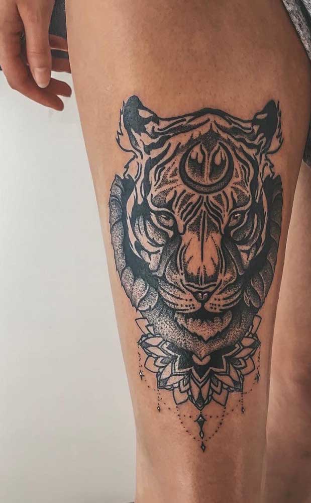 Dois símbolos incríveis como tigre e desenhos indianos se complementam nessa tatuagem.