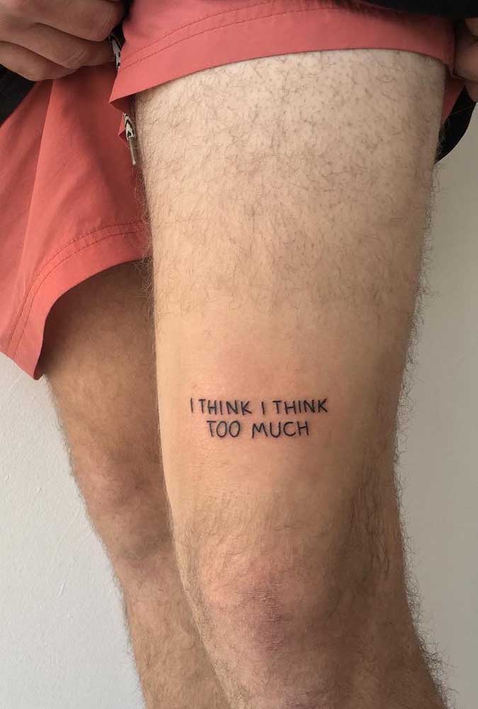 Saiba que é possível fazer uma tatuagem com frase para destacar a coxa.