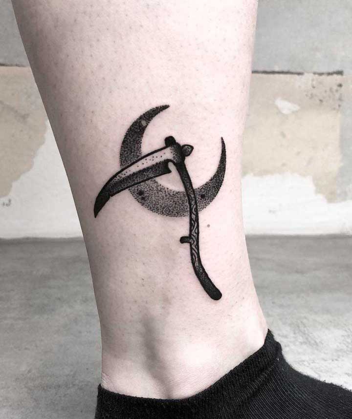 O que acha de fazer uma tatuagem old school preta no tornozelo?