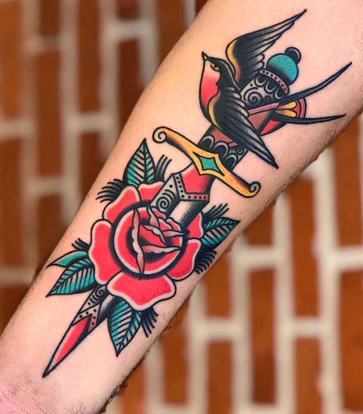 Peça para o tatuador caprichar na sua tatuagem old school.