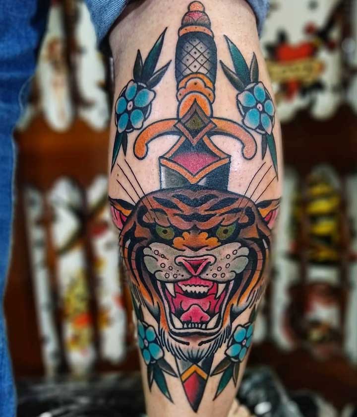 Ou animais com objetos significativos para o tatuado.