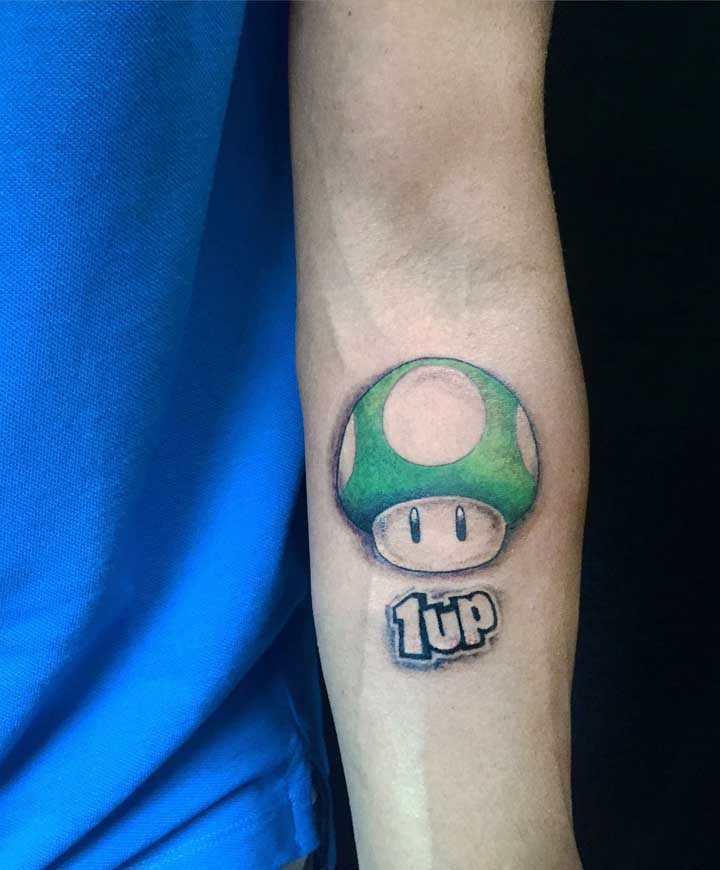 cê pode até usar figuras de desenhos, videogames e jogos para destacar a tatuagem old school.