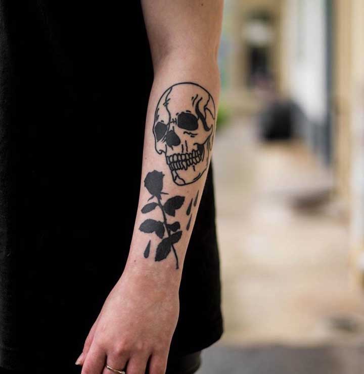 A tatuagem old school preto e branco é uma das mais usadas.