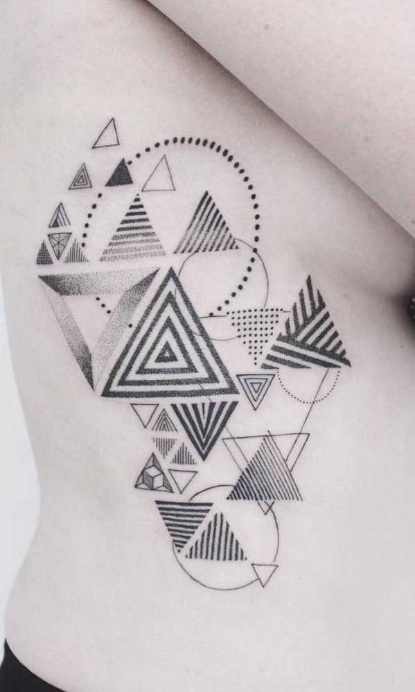 Tatuagem na costela para os fãs de geometria