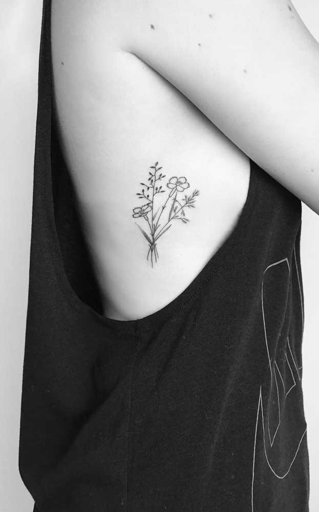 Que tal flores delicadas para uma tatuagem na costela bem feminina?