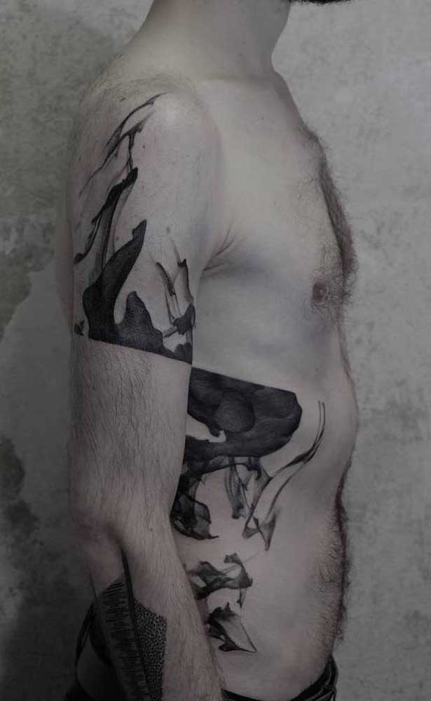 Olha essa ideia: tatuagem na costela integrada a tatuagem do braço