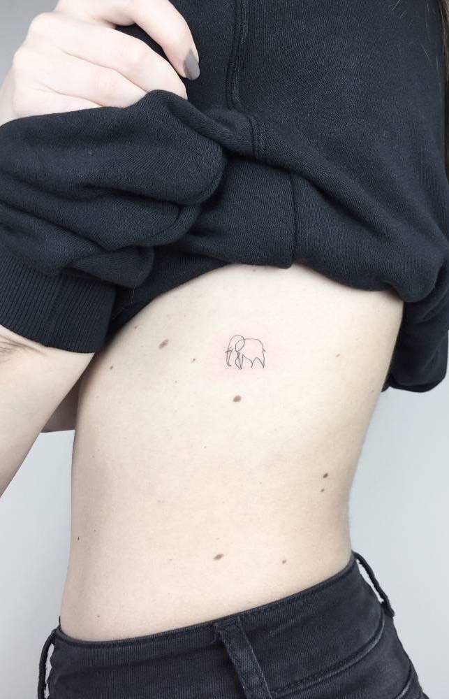 Featured image of post Tatuagem Femininas Na Costela E a escolha da tatuagem na costela muito procurada principalmente por pessoas que trabalham diariamente em escrit rio ou no banco pois um lugar de dif cil visualiza o