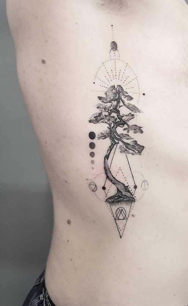 Inspiração de tatuagem na costela masculina