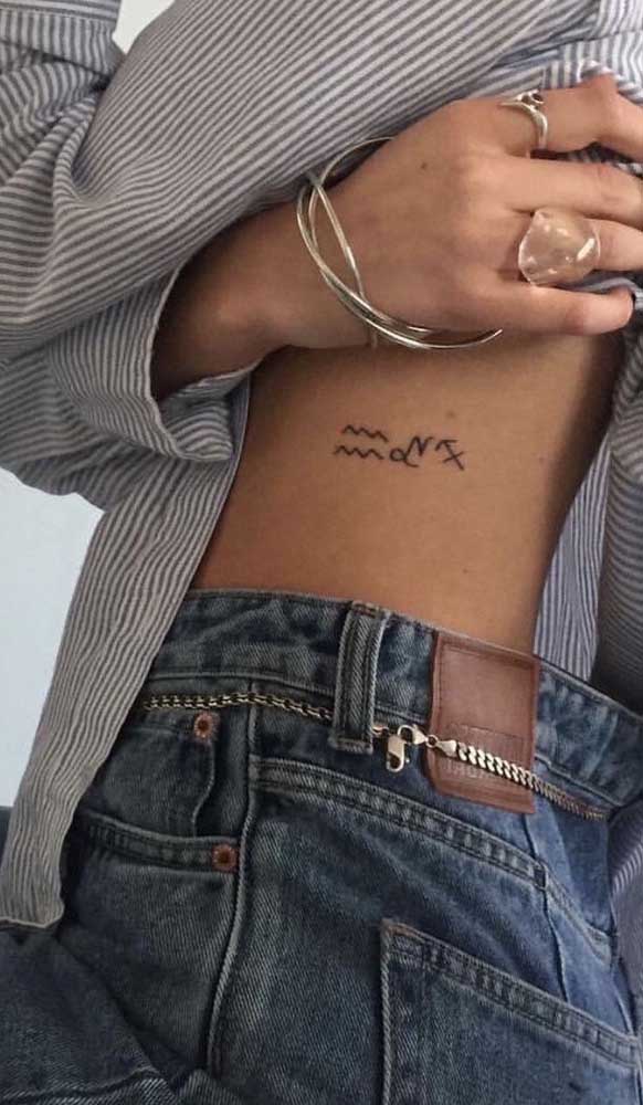 Os signos do zodíaco são a inspiração dessa outra tatuagem na costela feminina