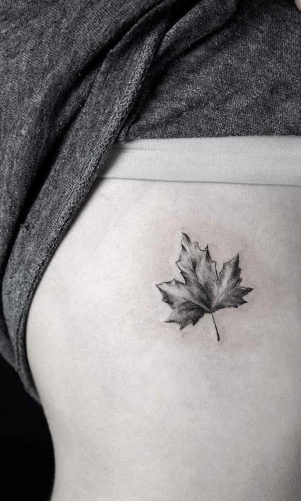 A folha símbolo do Canadá estampada na pele 