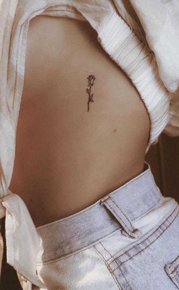 Uma rosa delicada tatuada na costela para inspirar suas buscas pela tatuagem pefeita