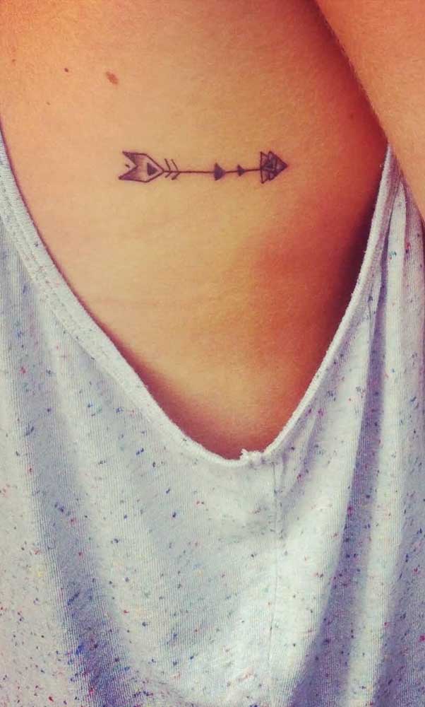Setas e flechas: inspiração para uma tatuagem na costela delicada