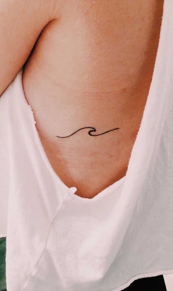 Como uma onda no mar! Quer uma tatuagem mais minimalista do que essa?