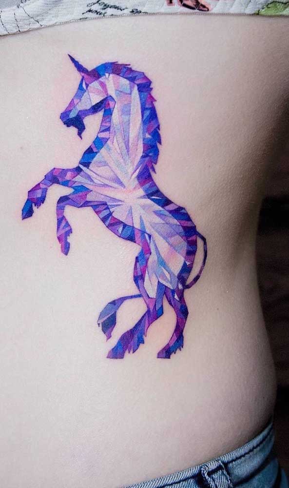 Tatuagem na costela feminina de um cavalo colorido e estilizado