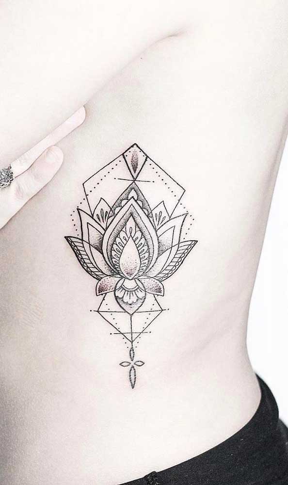 Tatuagem na costela com a flor de lótus