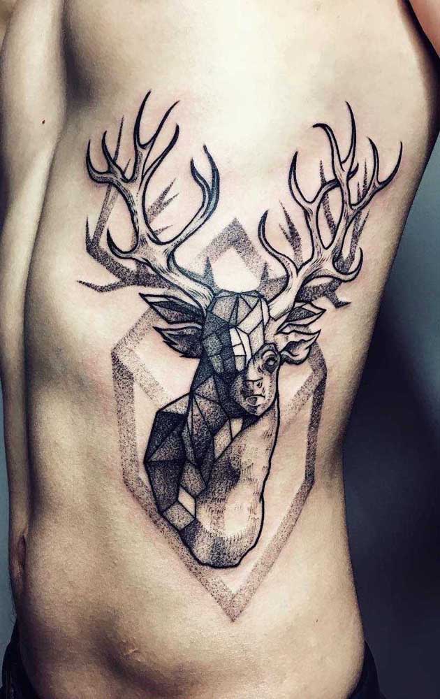 O alce foi o animal escolhido para essa tatuagem na costela masculina